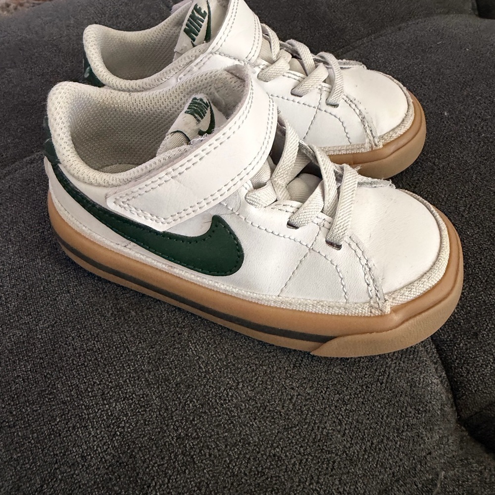 Nike toddlers easy on White and Dark Green Sneakers